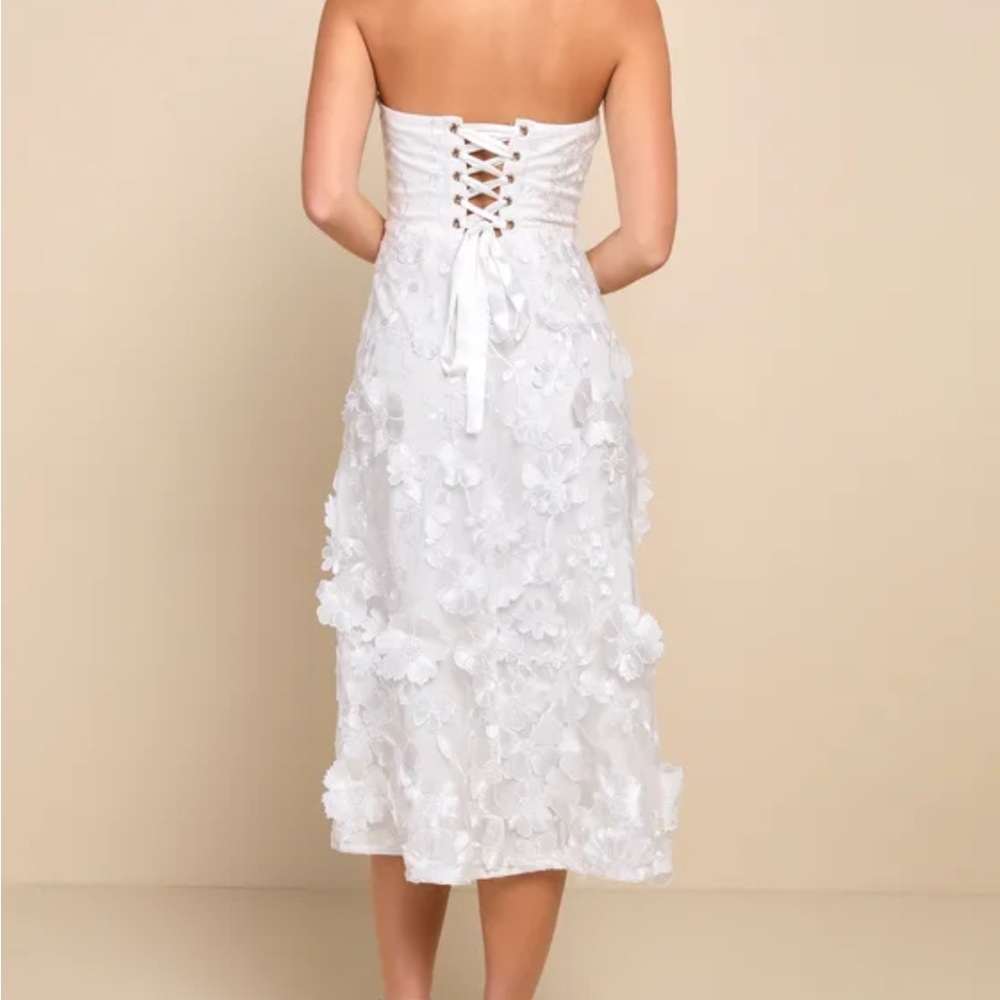Elegant White Floral Strapless Dress - Picture 3 of 10